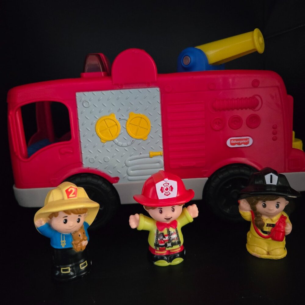 Little People Fisher Price Fire Truck + 3 Little People